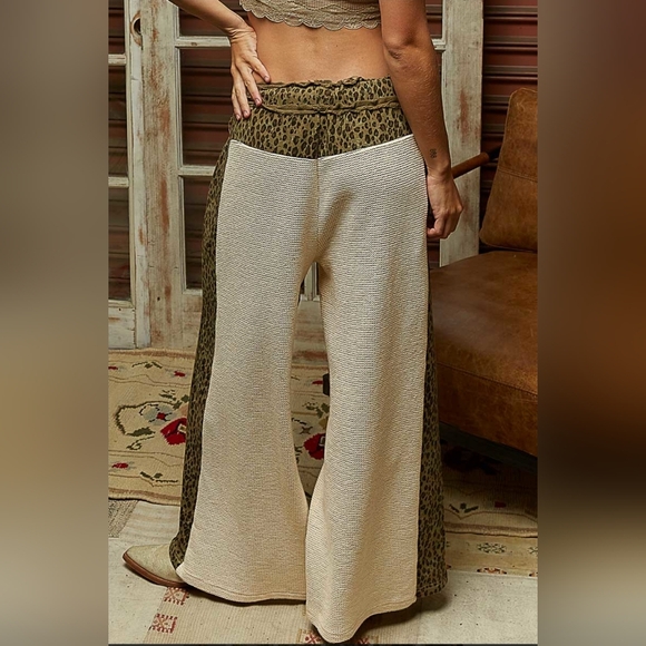 #872 POL Animal Print Contrast Thermal Fit Pants - Picture 4 of 6